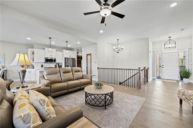 814 NW Hickory Ridge Drive, Grain Valley, MO 64029