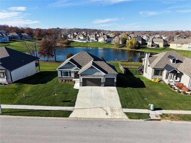 814 NW Hickory Ridge Drive, Grain Valley, MO 64029