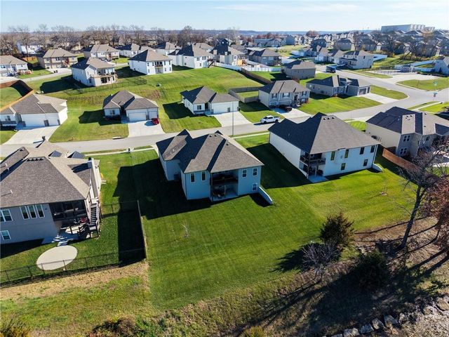 814 NW Hickory Ridge Drive, Grain Valley, MO 64029