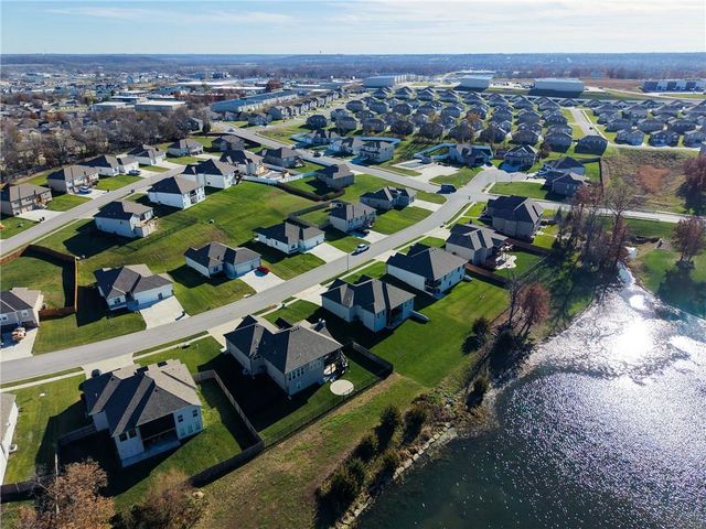 814 NW Hickory Ridge Drive, Grain Valley, MO 64029