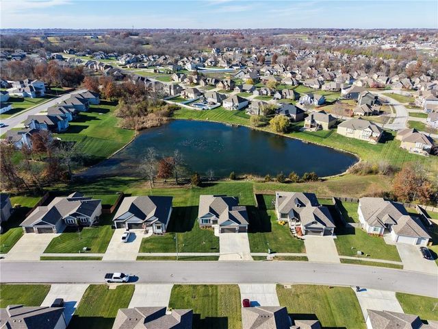 814 NW Hickory Ridge Drive, Grain Valley, MO 64029