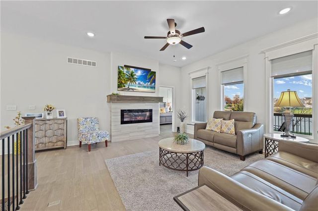 814 NW Hickory Ridge Drive, Grain Valley, MO 64029