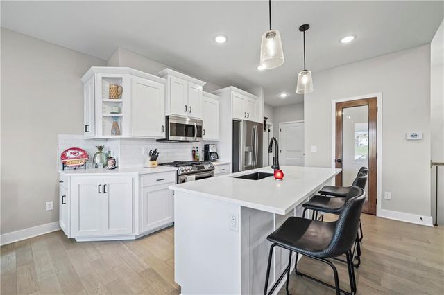 814 NW Hickory Ridge Drive, Grain Valley, MO 64029