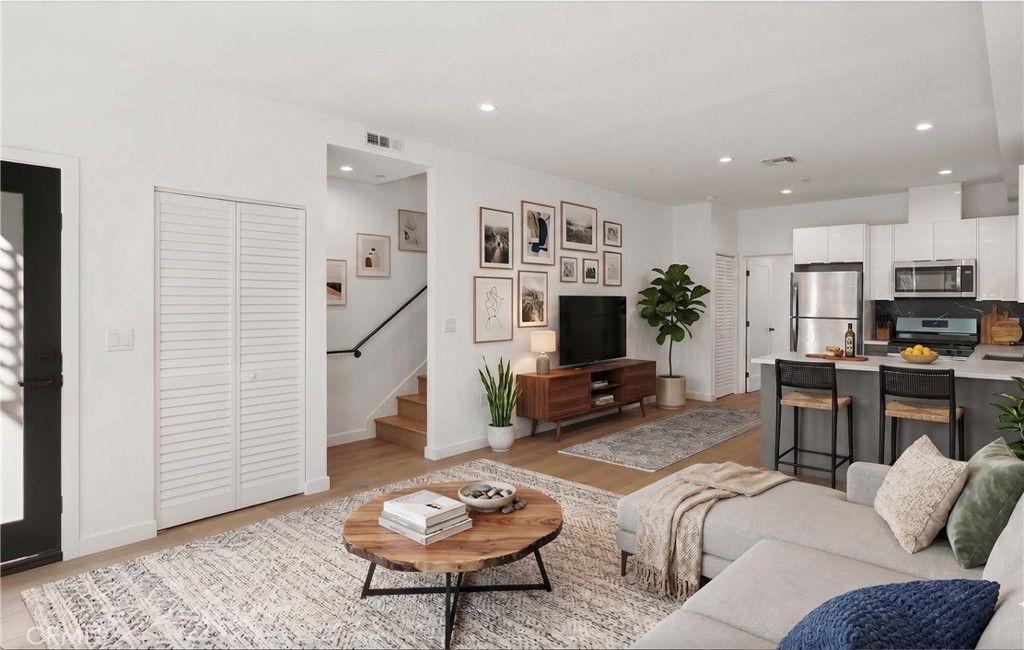 1731 S New Hampshire Avenue, Los Angeles, CA 90006 — photo 2