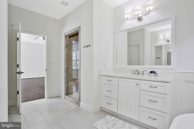 1712 EAST AVE, Mclean, VA 22101