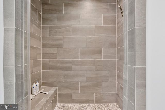 1712 EAST AVE, Mclean, VA 22101