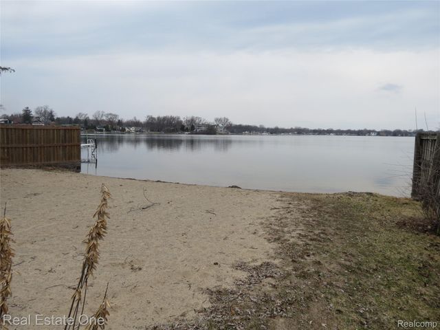 1648 Lombardy, Highland Charter Township, MI 48356