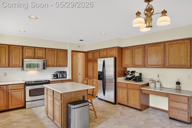 20308 Gary Lane, Livonia, MI 48152