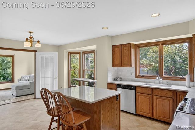 20308 Gary Lane, Livonia, MI 48152