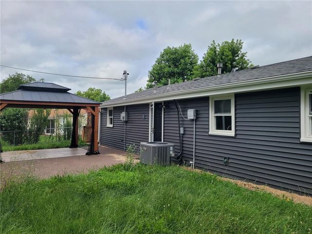 8105 N SUMMIT Street, Kansas City, MO 64118