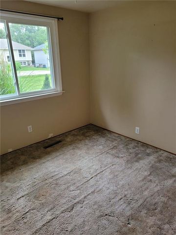 8105 N SUMMIT Street, Kansas City, MO 64118