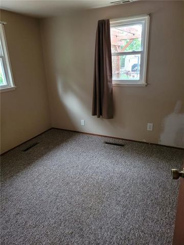 8105 N SUMMIT Street, Kansas City, MO 64118