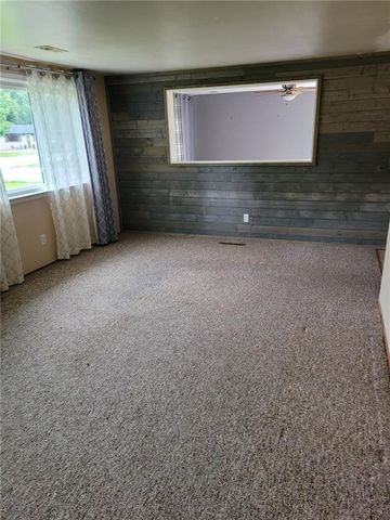 8105 N SUMMIT Street, Kansas City, MO 64118