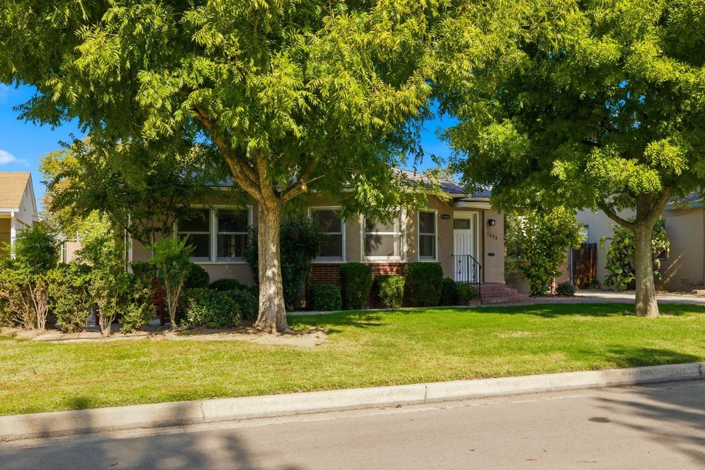 Image 2 of property listing at 1673 Union, Kingsburg, CA 93631