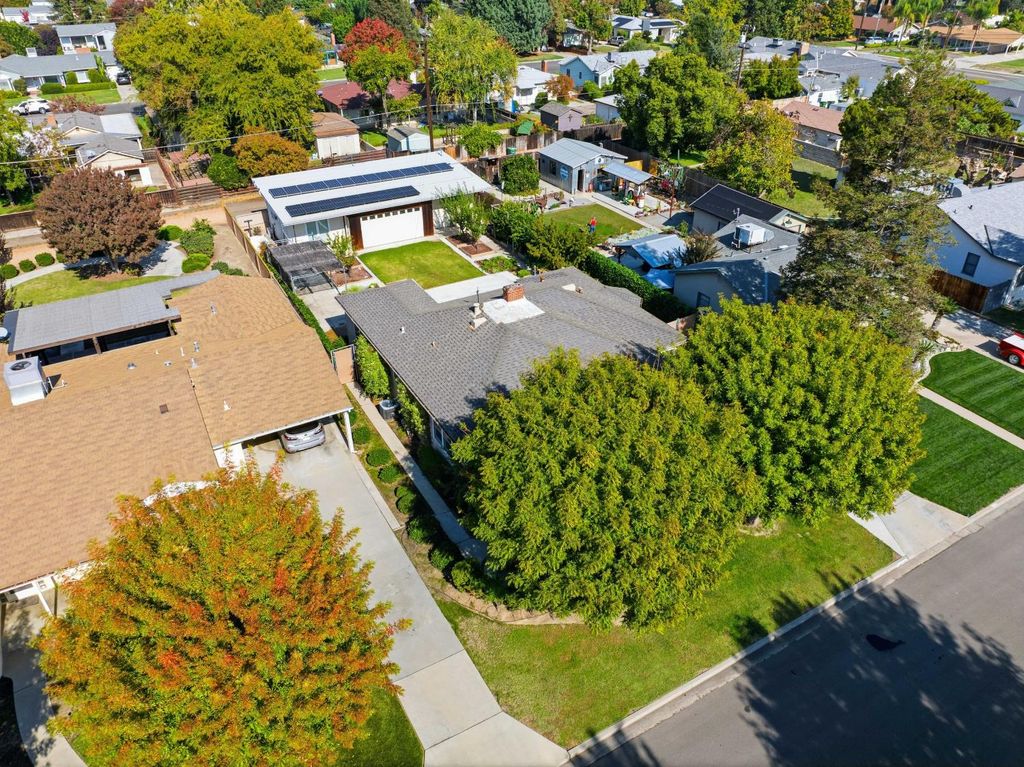 Image 3 of property listing at 1673 Union, Kingsburg, CA 93631