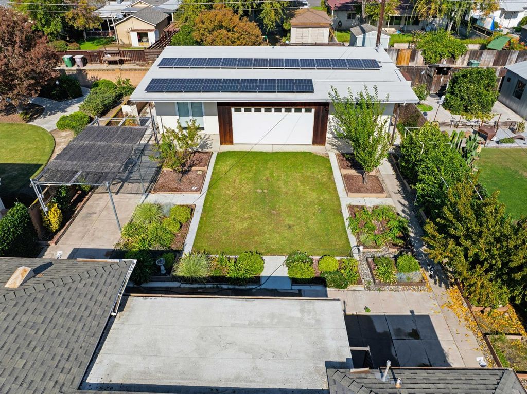 Image 4 of property listing at 1673 Union, Kingsburg, CA 93631