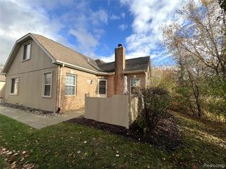 616 Perry Creek Drive 11, Grand Blanc, MI 48439