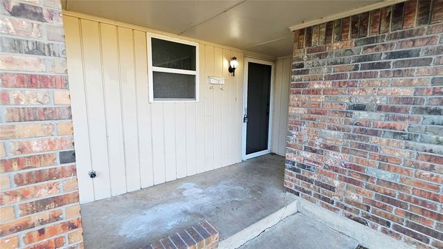 132 SW 11th Street, Moore, OK 73160