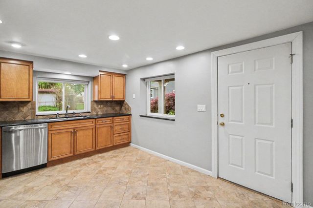 3376 Hessel Avenue, Rochester Hills, MI 48307