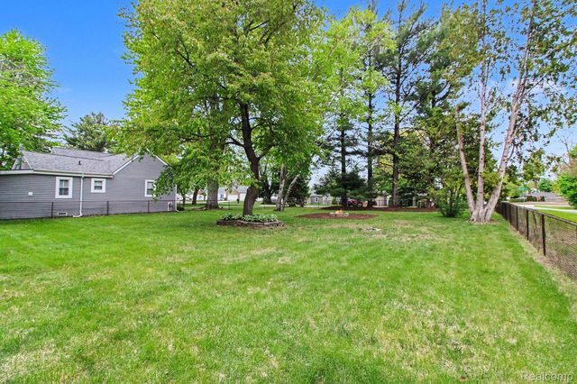 3376 Hessel Avenue, Rochester Hills, MI 48307