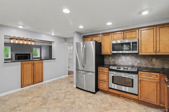 3376 Hessel Avenue, Rochester Hills, MI 48307