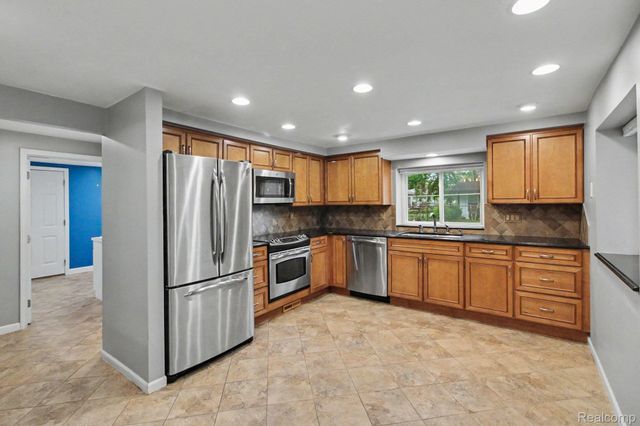 3376 Hessel Avenue, Rochester Hills, MI 48307
