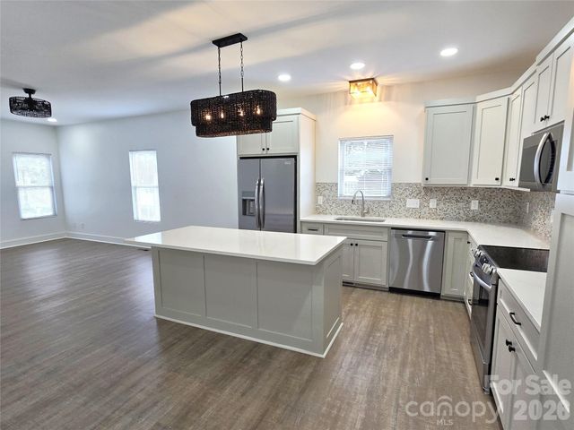 774 8th Street NE, Hickory, NC 28601