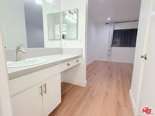 22135 Burbank Boulevard 4, Woodland Hills (los Angeles), CA 91367