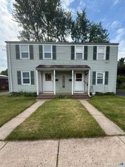 43 Pioneer Circle, Manchester, CT 06040