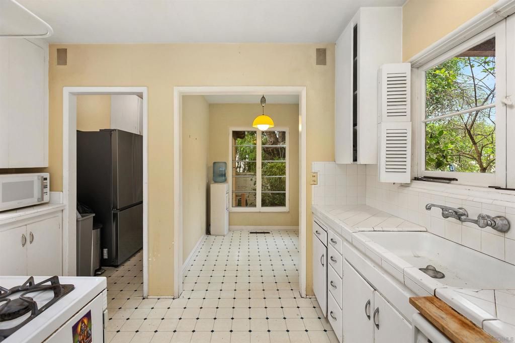 Image 21 of property listing at 2219 La Callecita, San Diego, CA 92103