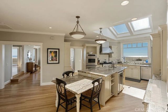 407 Mendoza Terrace, Corona Del Mar, CA 92625