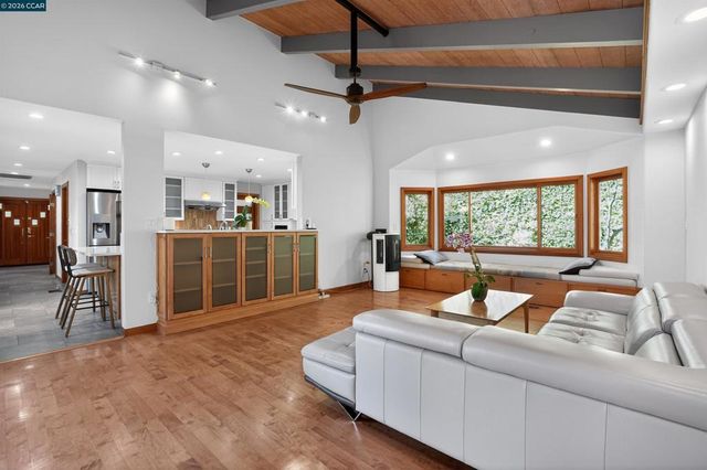 163 El Toyonal, Orinda, CA 94563