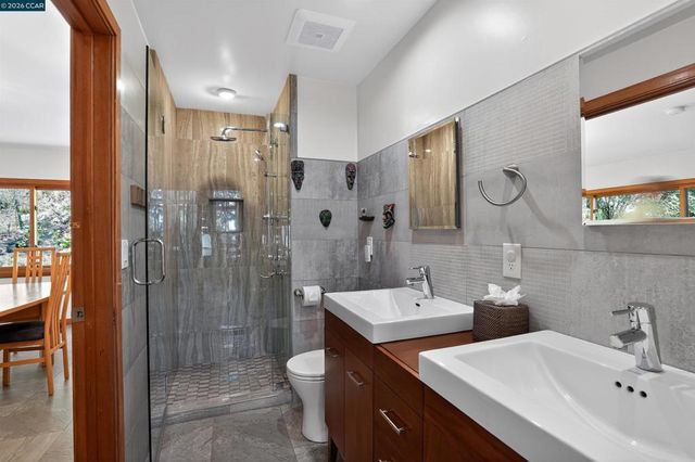 163 El Toyonal, Orinda, CA 94563