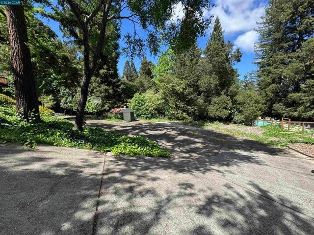 163 El Toyonal, Orinda, CA 94563