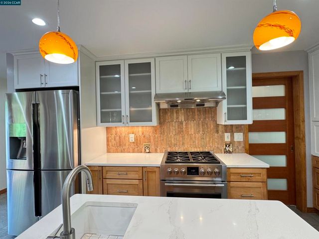 163 El Toyonal, Orinda, CA 94563