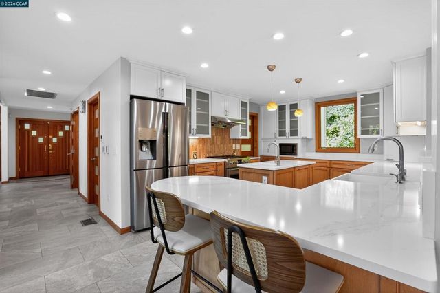163 El Toyonal, Orinda, CA 94563