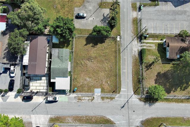 2572 NW 66th St, Miami, FL 33147