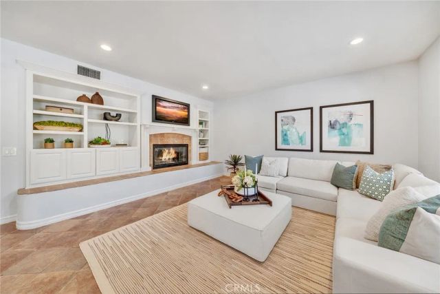 7 Bayleaf Ln, Irvine, CA 92620