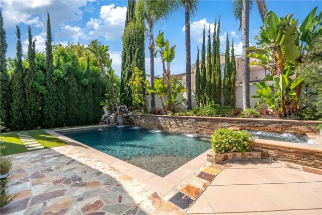 7 Bayleaf Ln, Irvine, CA 92620