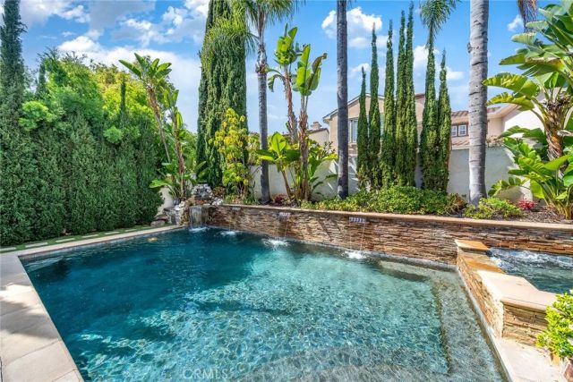 7 Bayleaf Ln, Irvine, CA 92620