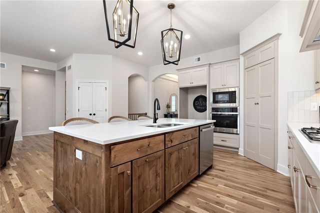 22007 W 177th Terrace, Olathe, KS 66062