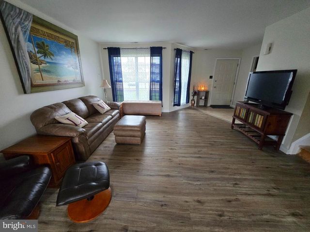 1221 GARDEN CT, Quakertown, PA 18951