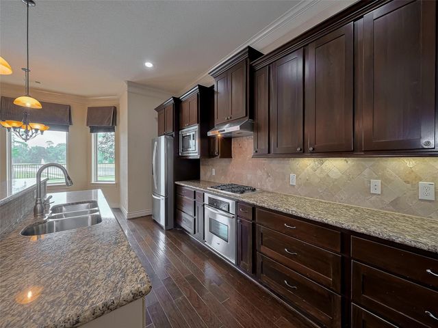 2711 King Point View Lane, Spring, TX 77388