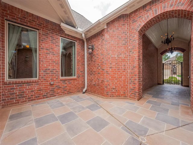 2711 King Point View Lane, Spring, TX 77388