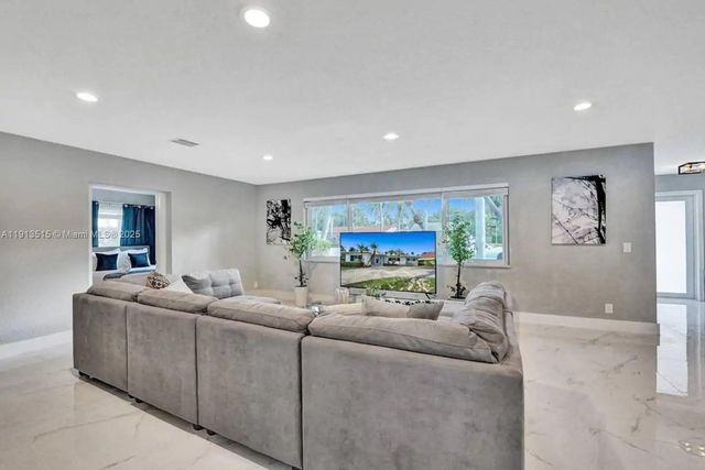 1241 Hollywood Blvd, Hollywood, FL 33019