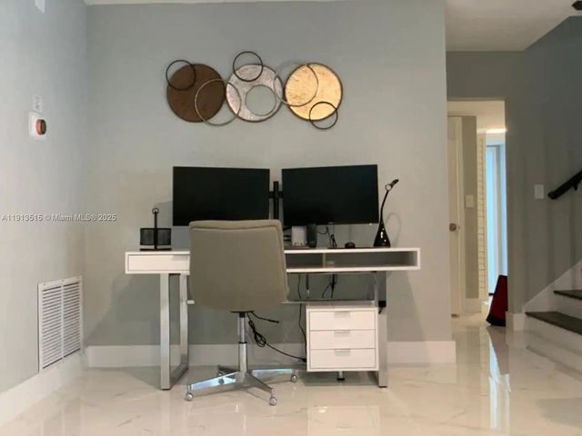 1241 Hollywood Blvd, Hollywood, FL 33019