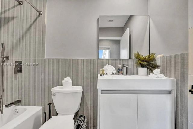 1241 Hollywood Blvd, Hollywood, FL 33019