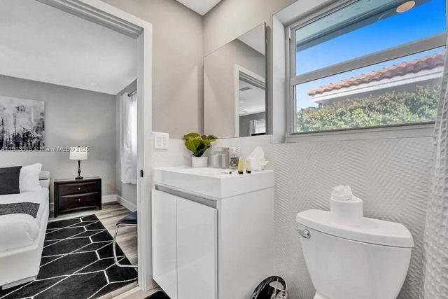 1241 Hollywood Blvd, Hollywood, FL 33019