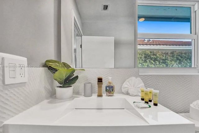 1241 Hollywood Blvd, Hollywood, FL 33019