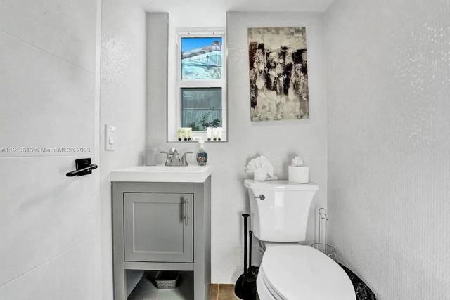 1241 Hollywood Blvd, Hollywood, FL 33019